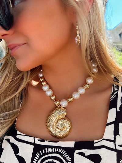 Beachy Charisma Conch Necklace